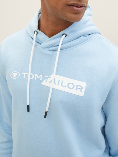 Mska Bluza Tom Tailor Hoodie With A Logo Print Washed Out Middle Blue - 1040834-32245
