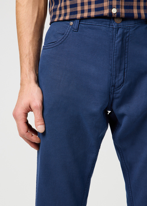 Meskie Spodnie Materialowe Wrangler Greensboro Non Denim Navy - 112362441