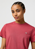 Damski T Shirt Wrangler Slim Sign Off Tee Earth Red - 112370739