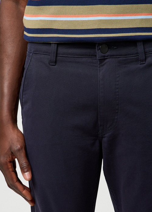 Meskie Spodnie Materialowe Wrangler Chino Dark Navy - 112371030