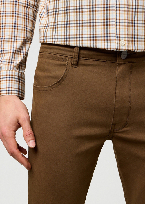 Meskie Spodnie Materialowe Wrangler Greensboro Dark Earth - 112371571