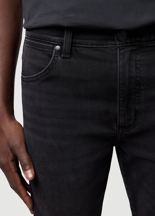 Meskie Spodnie Dzinsowe Wrangler Larston Black Fog - 112371657