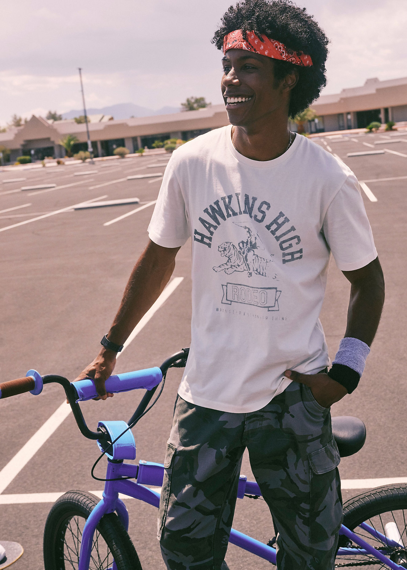 Meski T Shirt Wrangler X Stranger Things Hawkins High Tee Marshmallow - 112378555