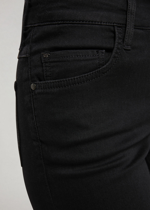 Damskie Spodnie Dzinsowe Mustang Rebecca 490 Black - 0533-5575-490