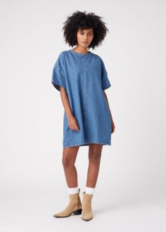 Sukienka Wrangler® Oversized Denim Tee - Dress Mid (W9P1LLX8E)